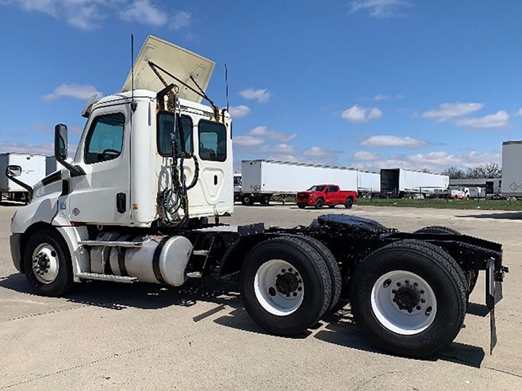 2019-freightliner-cascadia-126-image-2
