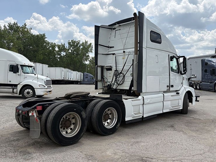 2017-volvo-vnl-670-image-4