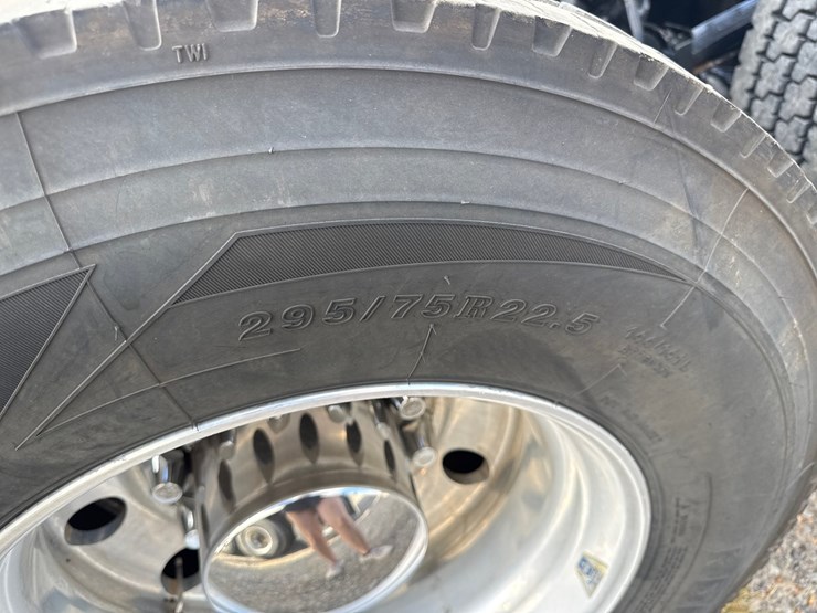 2019-peterbilt-579-image-8
