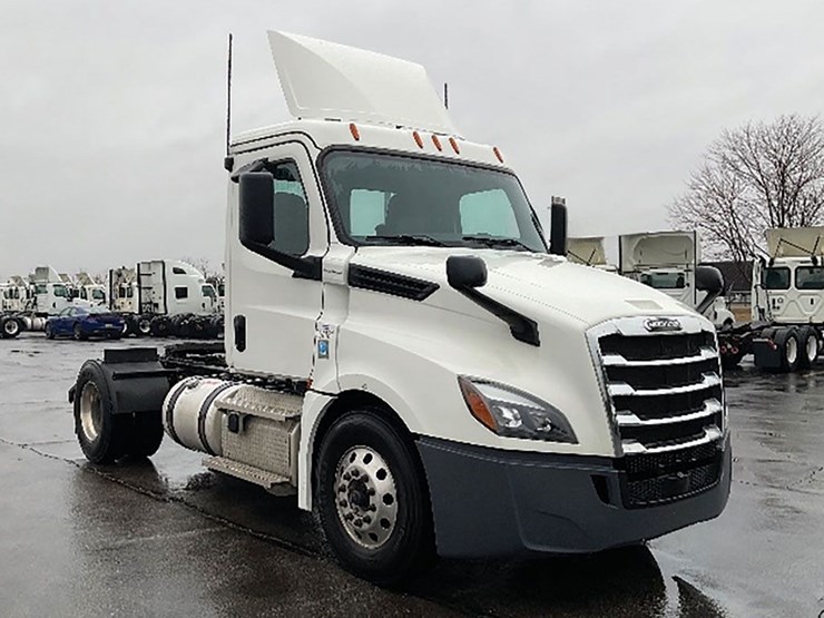 2020-freightliner-cascadia-126-image-1