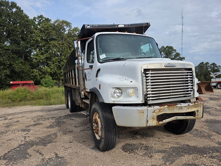 2007-freightliner-m2-106-image-15