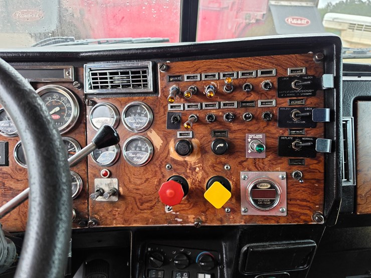 1996-peterbilt-379-image-58