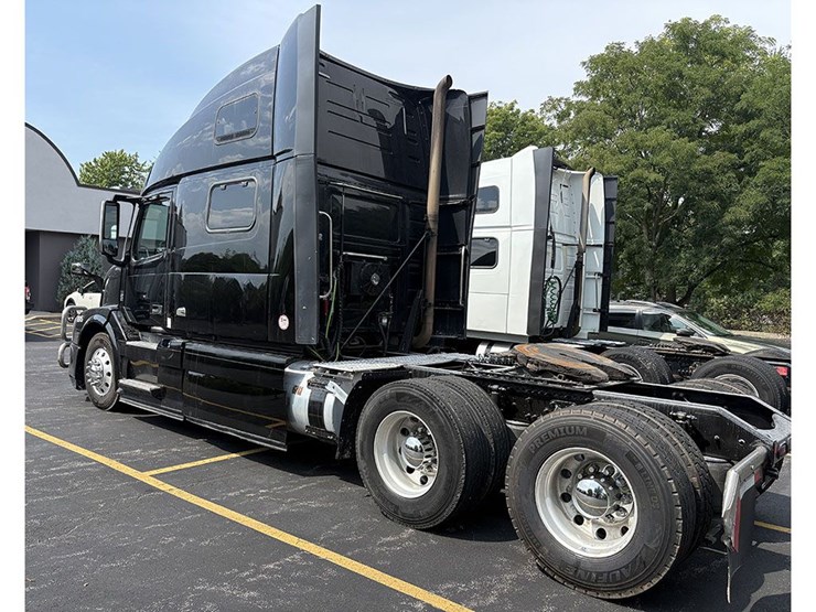 2018-volvo-vnl780-image-4
