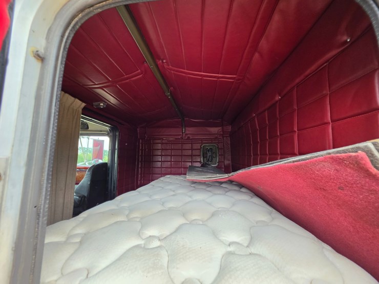 1996-peterbilt-379-image-81