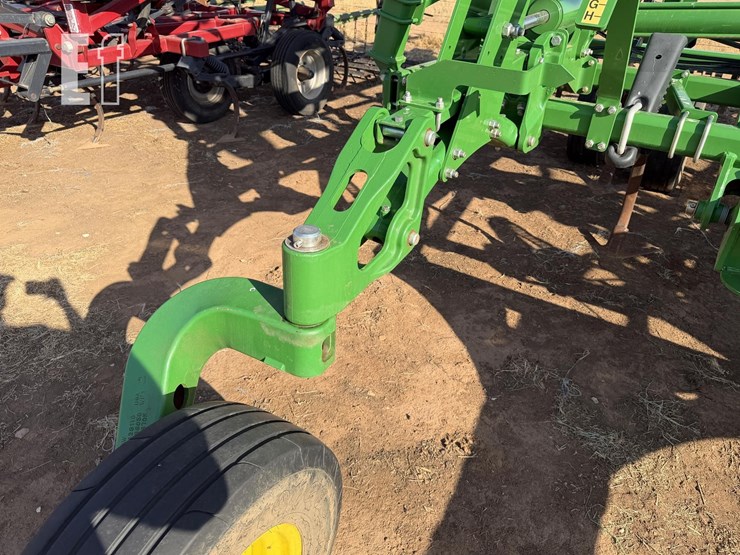 2023-john-deere-2430-image-9