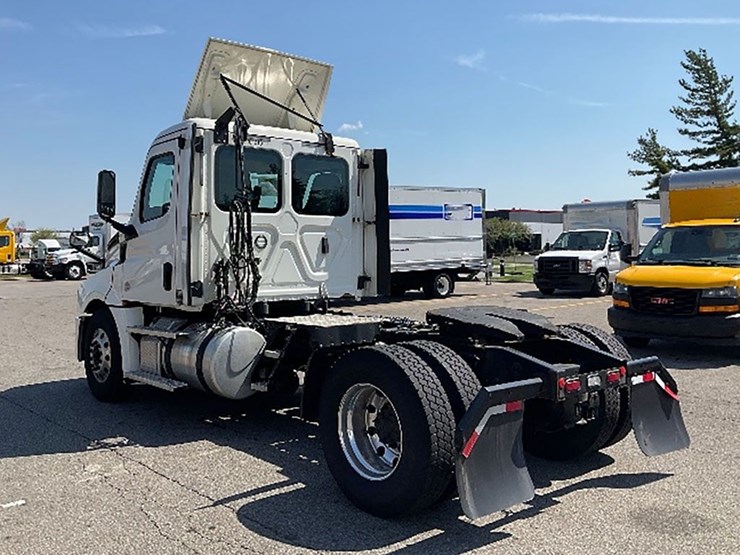 2019-freightliner-cascadia-126-image-2