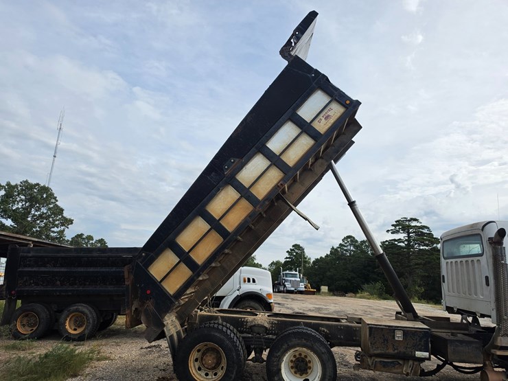 2007-freightliner-m2-106-image-21