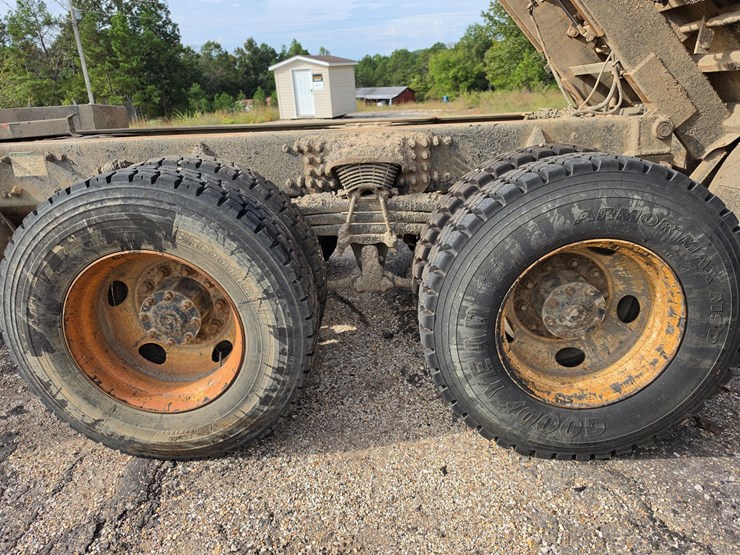 2007-freightliner-m2-106-image-101