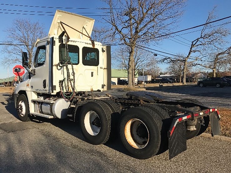 2018-freightliner-cascadia-125-image-2