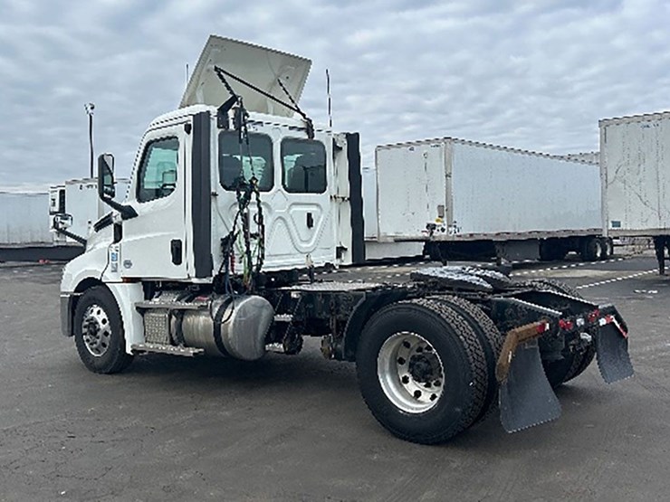 2019-freightliner-cascadia-126-image-2