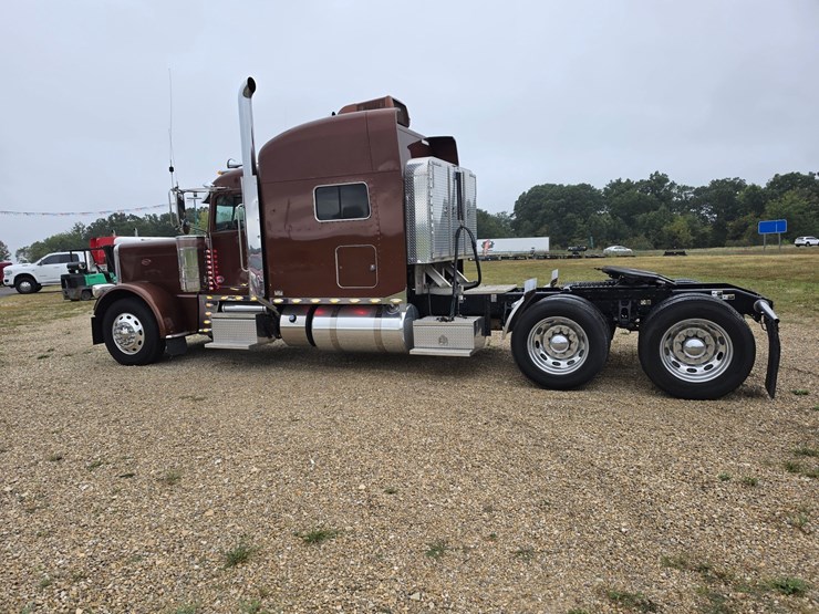 2018-peterbilt-389-image-9