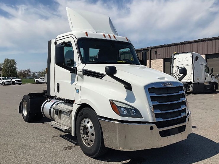 2019-freightliner-cascadia-126-image-1