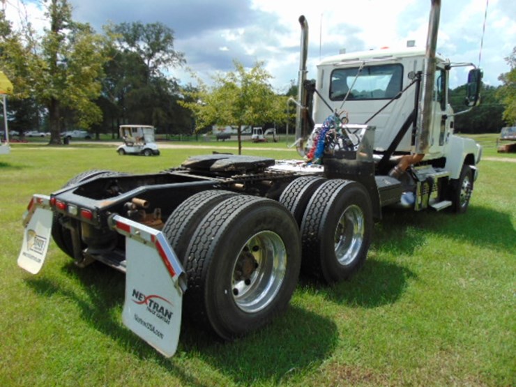 2019-mack-pinnacle-64t-image-4
