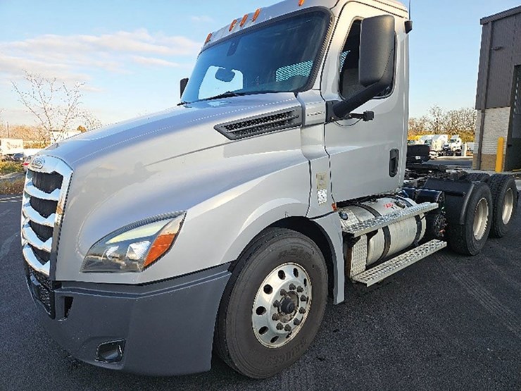 2020-freightliner-cascadia-126-image-1