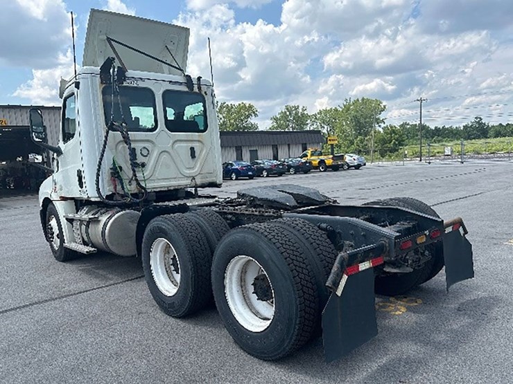 2019-freightliner-cascadia-126-image-2