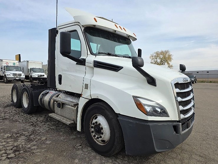 2020-freightliner-cascadia-126-image-1