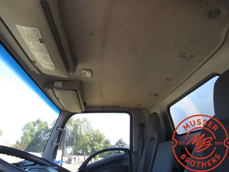 2014-isuzu-npr-image-29