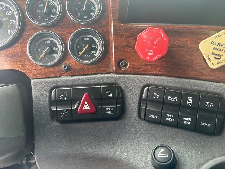 #2335-•-2012-freightliner-cascadia-sleeper-cab-truck-tractor-image-67