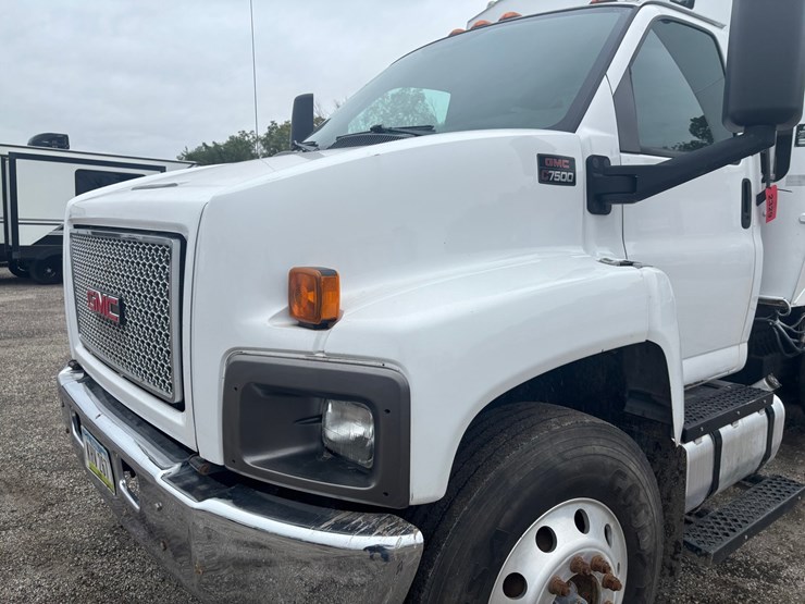 2009-gmc-7500-image-7