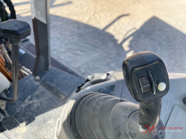 2020-case-580n-ep-loader-backhoe-image-23