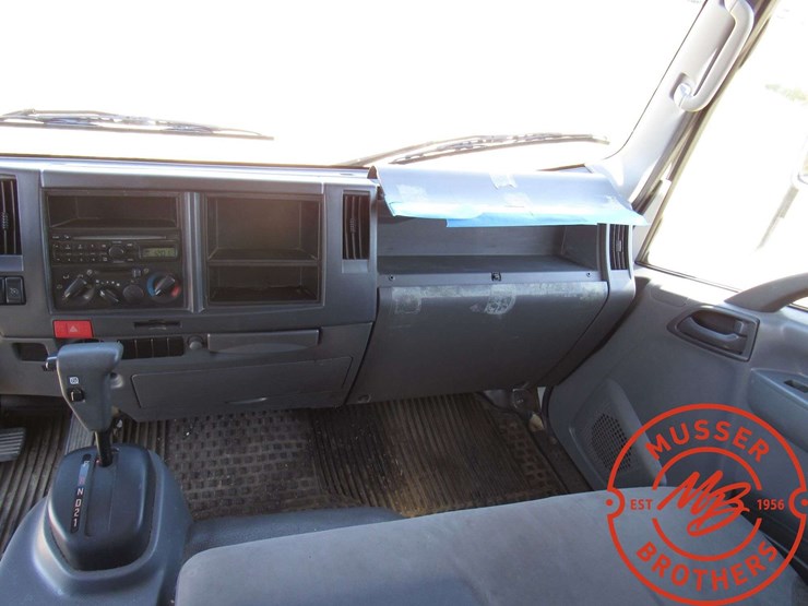 2014-isuzu-npr-image-27