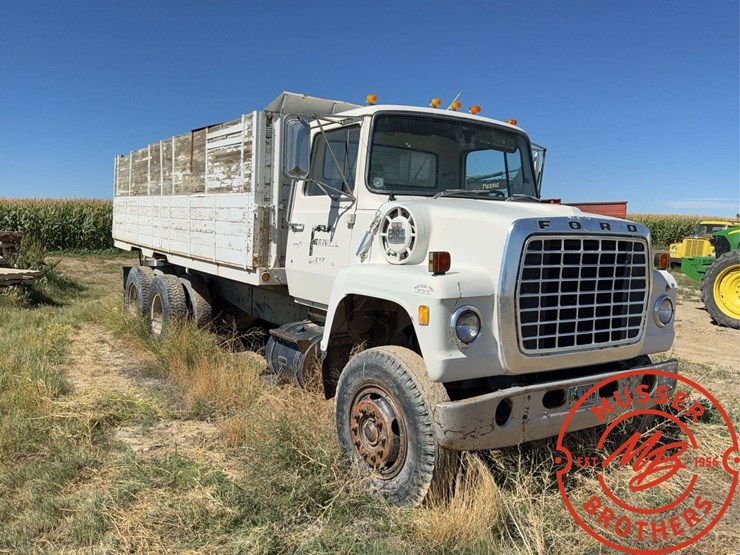 1980-ford-800-image-3