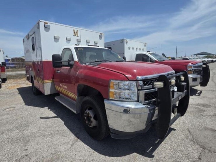 2011-chevrolet-3500-image-2
