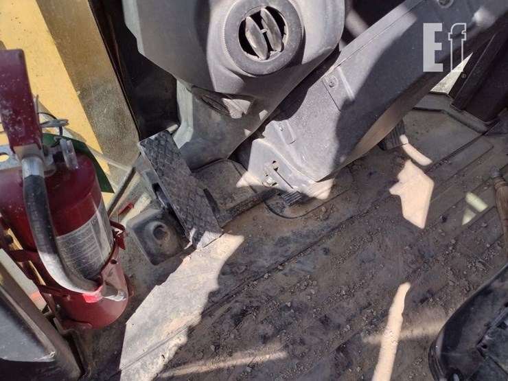 2019-deere-744kii-image-13