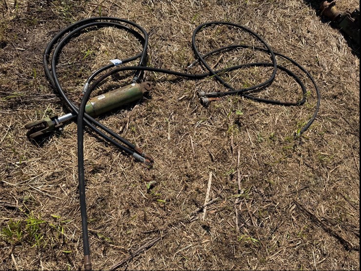 #2502-•-john-deere-hydraulic-ram-image-1