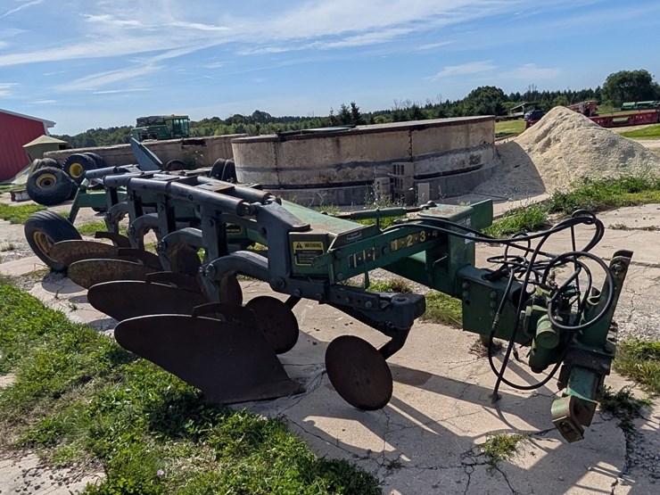 john-deere-2810-image-1