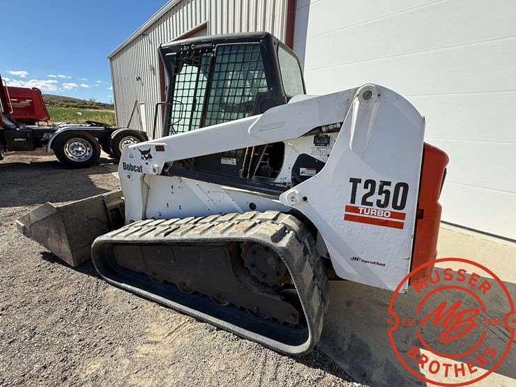 bobcat-t250-skid-steer-track-loader-image-3