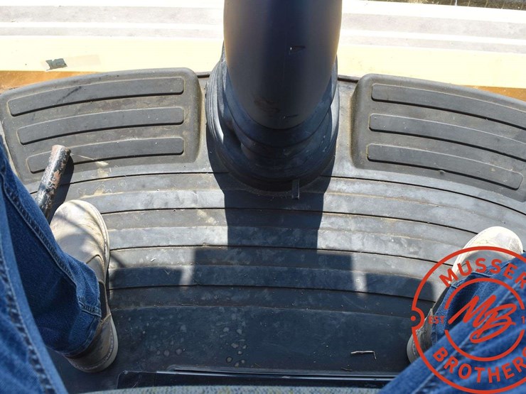 2010-new-holland-h8040-image-46