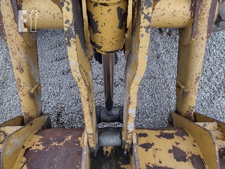 2005-caterpillar-430d-image-26