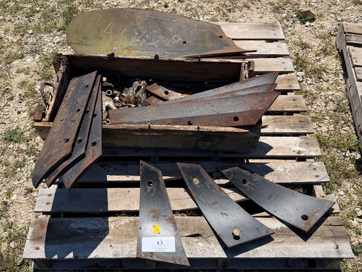 #2523-•-john-deere-mow-board-plow-part-image-1