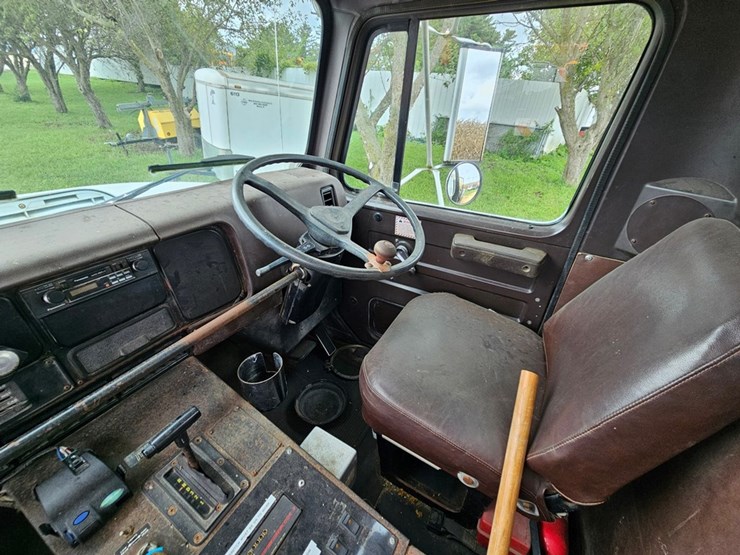 #2079-•-1988-international-water-truck-image-46