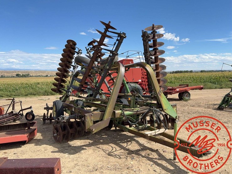 john-deere-235-image-3