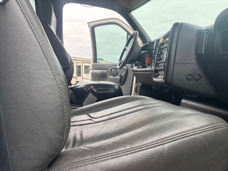 2009-gmc-7500-image-35