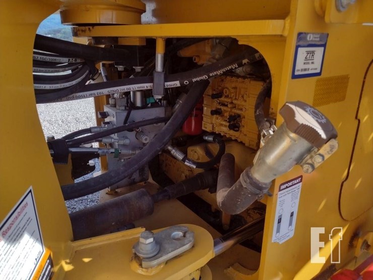 2019-deere-444k-image-19
