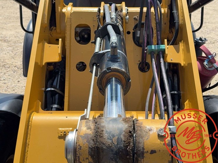 2016-caterpillar-906m-image-24