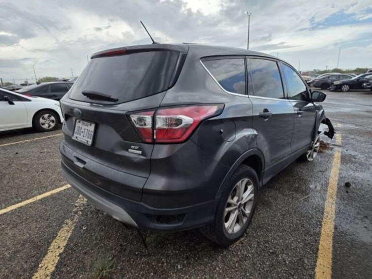17-ford-4d-1fmcu0gd9huc00305-image-3