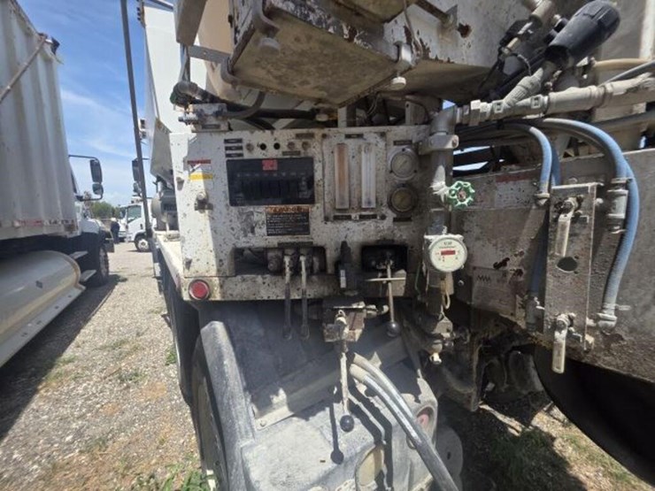 2015-freightliner-114sd-image-5
