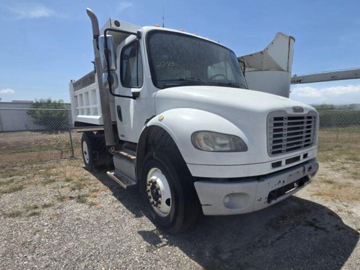 2012-freightliner-m2-106-image-2