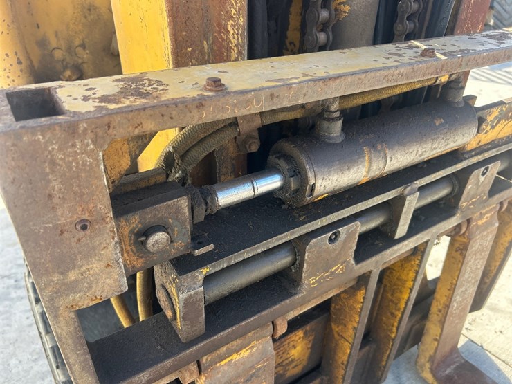caterpillar-422s-image-13