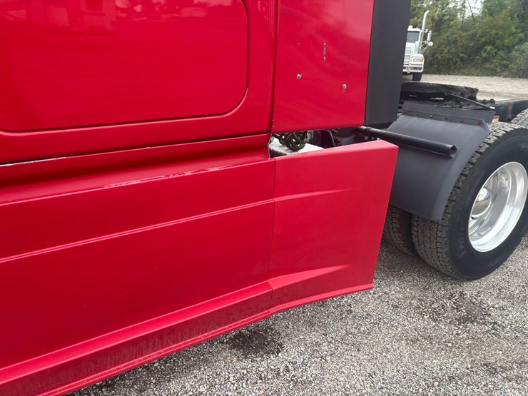 2013-freightliner-cascadia-125-image-15