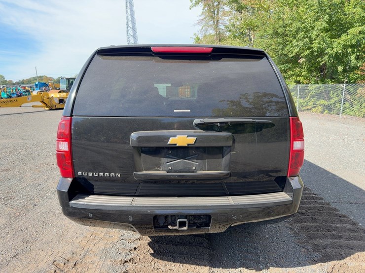 2007-chevrolet-suburban-image-4