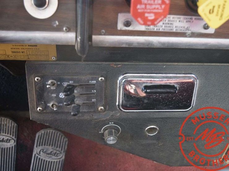 1984-peterbilt-359-image-45