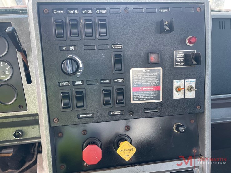 1999-mack-ch613-day-cab-truck-tractor-image-25