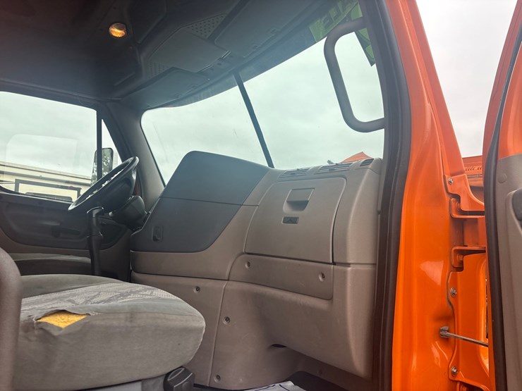 #2335-•-2012-freightliner-cascadia-sleeper-cab-truck-tractor-image-47