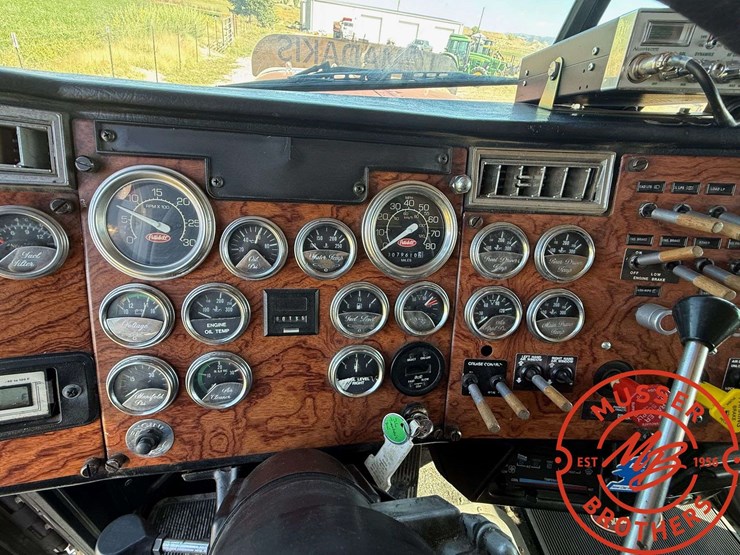 1993-peterbilt-379-image-32