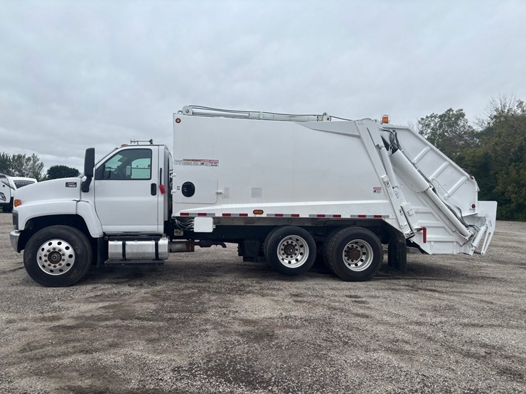 2009-gmc-7500-image-2
